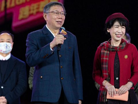 臺北市長柯文哲與夫人陳佩琪現身跨年舞台，與臺上貴賓及現場民眾一同倒數迎接2022年。