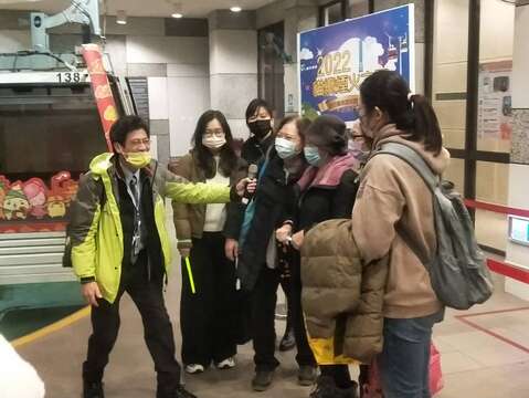 Lucky riders prepare to board the Maokong Gondola for the New Year’s Eve fireworks