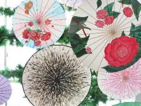 紙傘圖案搭配茶花，有種復古感