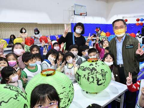 蔡炳坤副市長與現場小朋友手繪燈籠同歡