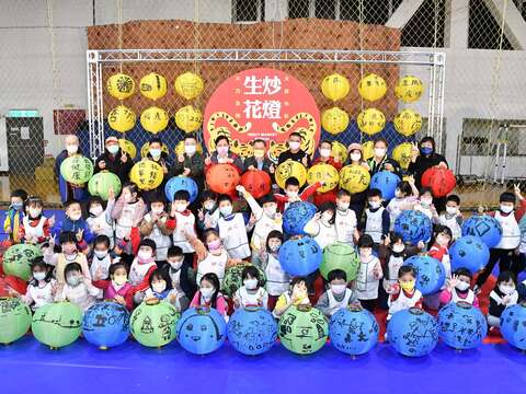 臺北市政府長官與現場參與的貴賓、里民與幼稚園小朋友手提彩繪燈籠大合照