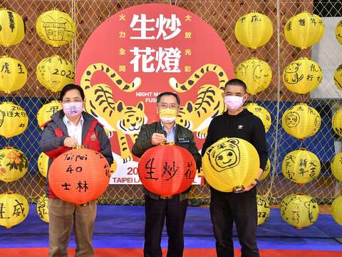 (由左至右)簡哲宏副秘書長、蔡炳坤副市長、2022台北燈節創意總監李明道AKIBO