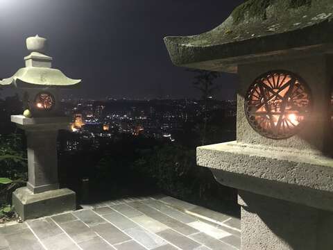 夜間的竹柏參道，可欣賞臺北盆地夜景，美不勝收，別具有一番風味