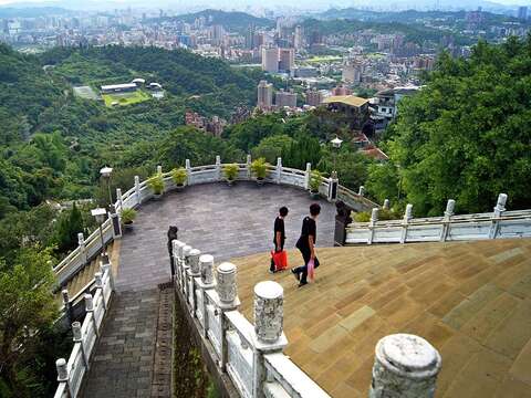 指南宮正殿前方視野寬廣，近可觀政大校園及貓空景點，遠可眺臺北盆地