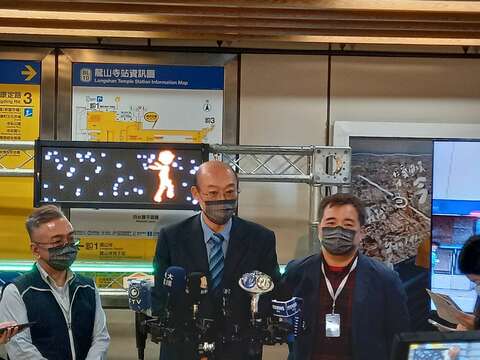 臺北捷運公司副總經理洪育銘(圖中)、站務處副處長林榮輝(圖左)、資訊處副處長謝興盛