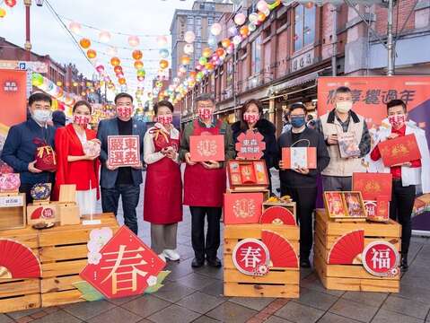 柯文哲市長(中)、黃珊珊副市長(左四)及市府長官與合作電視購物平台及迪化商圈理事長合影