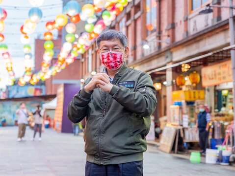 柯文哲市長在美麗的迪化商圈向大家拜早年