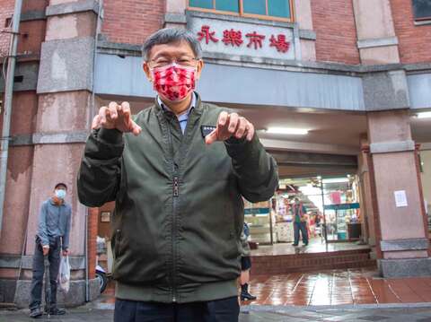 柯文哲市長與招財福虎俏皮合影示範