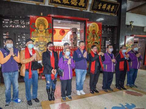 台北後站批發商圈發展促進會黃惠珍理事長(左3)、臺北市華陰街徒步區發展協會黃世輝理事長(左5)、臺北市政府產業發展局林崇傑局長(右4)於華陰街普濟寺參拜祈福