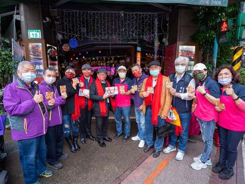 台北後站批發商圈發展促進會黃惠珍理事長(左3)、臺北市商業處高振源處長(左4)、臺北市政府林崇傑局長(左5)、臺北市華陰街徒步區發展協會黃世輝理事長(右5)至華陰街商圈發放店家發財金合照