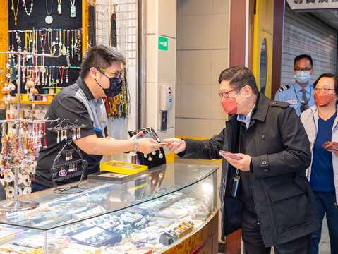 臺北市政府林崇傑局長至台北地下街走街發放店家發財金