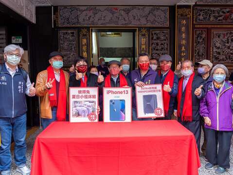 台北後站批發商圈發展促進會黃惠珍理事長(第一排左3)、臺北市政府產業發展局林崇傑局長(第一排左4)、臺北市華陰街徒步區發展協會黃世輝理事長(第一排右4)於華陰街普濟寺抽出商圈大獎知名床包組、高級行李箱及大獎iphone13並與現場貴賓大合照