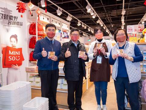 臺北市商業處高振源處長(左1)、臺北市政府林崇傑局長(左2)、保證責任臺北市台北地下街場地利用合作社盧寶鐘理事主席(右1)至台北地下街發放店家發財金合照