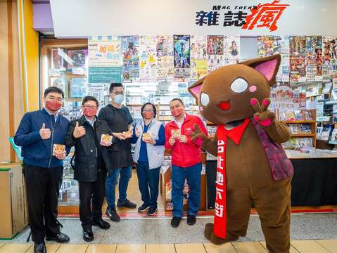臺北市商業處高振源處長(左1)、臺北市政府林崇傑局長(左2)、保證責任臺北市台北地下街場地利用合作社盧寶鐘理事主席(右3)至台北地下街發放店家發財金合照