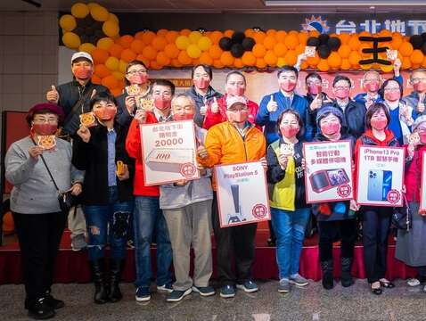臺北市商業處高振源處長(第二排左5)、臺北市政府產業發展局林崇傑局長(第二排左7)、保證責任臺北市台北地下街場地利用合作社盧寶鐘理事主席(第二排左9)、臺北市商圈產業聯合會榮譽理事長暨臺灣商圈產業觀光發展聯合總會兼台北市溫泉發展協會周水美理事長(第二排右7)、臺北市商圈產業聯合會洪文和理事長(第二排右5)與現場貴賓大合照