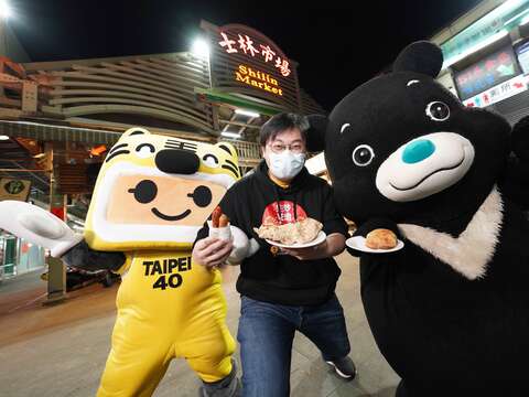觀光傳播局長劉奕霆與熊讚祥虎共同端出最愛的夜市小吃