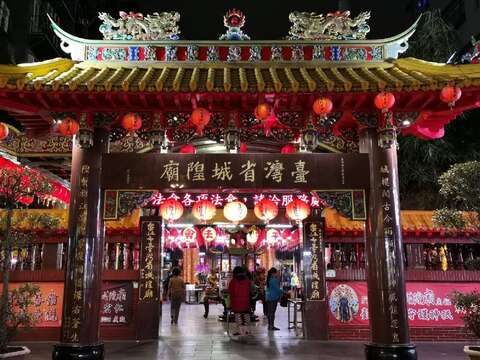 台灣省城隍廟，鄰近重慶南路書街