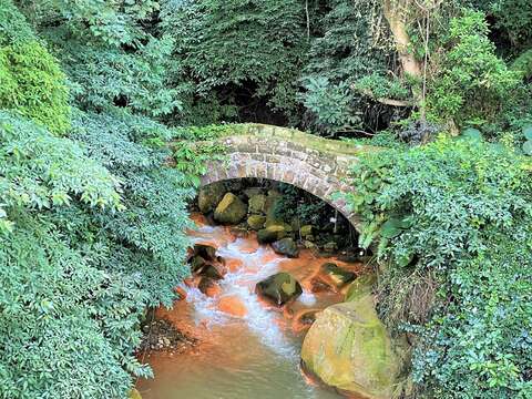 橫跨磺溪的翠峰古橋