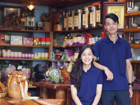 美加茶園正逐漸交棒給第十代張倞霖、張倞叡龍鳳胎姐弟