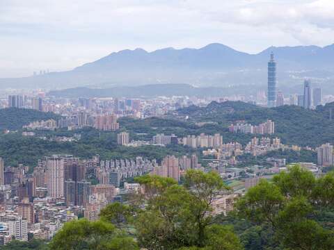 貓空是俯瞰台北盆地極好的地點