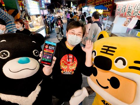 觀光傳播局劉奕霆局長偕同吉祥物熊讚與祥虎，等你來逛燈節、參與電子集章拿好禮。