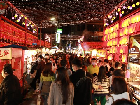 2022台北燈節湧入大量民眾促進商圈發展.JPG