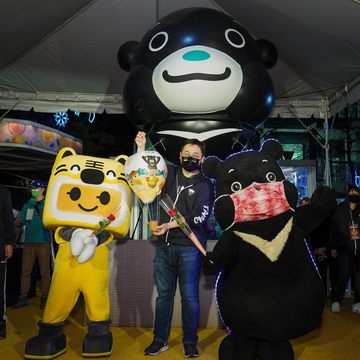 台北市觀光傳播局長劉奕霆與台北市吉祥物熊讚及燈節吉祥物祥虎與民眾提前共度浪漫情人節。