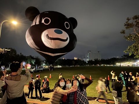 台北熊讚熱氣球在燈節期間每日1900至2100於士林美崙公園與民眾相見歡。