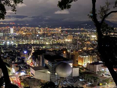 登高望遠 享受城市夜之美