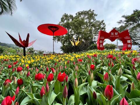 來自日本礪波市的一對紙鶴祈求疫情快快退散