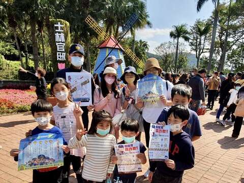 士林官邸鬱金香花海微旅行，保大警「鴿」伴遊宣導防疫、反詐騙及廉潔反賄絡等犯罪預防工作。-小朋友合影