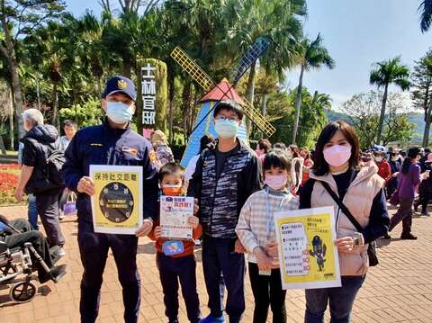士林官邸鬱金香花海微旅行，保大警「鴿」伴遊宣導防疫、反詐騙及廉潔反賄絡等犯罪預防工作。歡迎民眾前往參觀