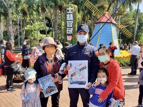 士林官邸鬱金香花海微旅行，保大警「鴿」伴遊宣導防疫、反詐騙及廉潔反賄絡等犯罪預防工作。