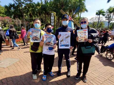 士林官邸鬱金香花海微旅行，保大警「鴿」伴遊宣導防疫、反詐騙及廉潔反賄絡等犯罪預防工作。-民眾合影