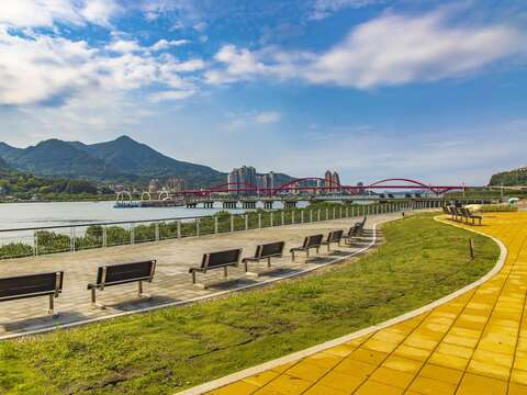 「關渡碼頭周邊設施改善工程」榮獲「公園綠地 公共開放空間類」佳作獎榮耀