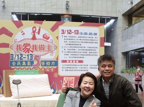 黃珊珊副市長體驗並推薦南昌家具商圈的舒適產品。