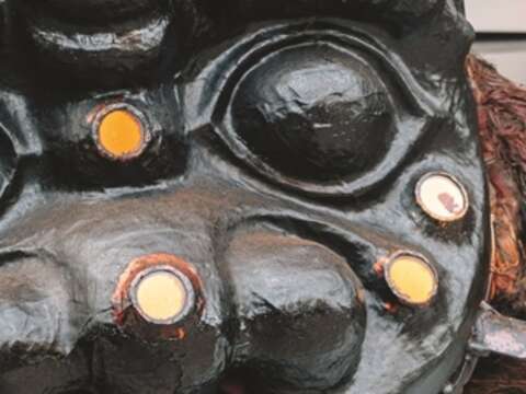 獅子の頭にはめ込まれた金色の鏡は、災いを避け吉兆を呼ぶ北斗七星を表しています。