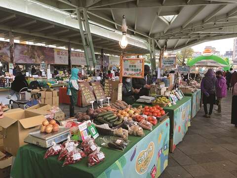 Fresh fruits and vegetables can be found at the Taipei Expo Farmer’s Market on weekends. (Photo/Taipei Expo Foundation)