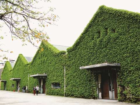 緑の公園と古い建築を改装した展示スペースを有する華山1914文創意園区は台北で人気のスポットです。(写真/華山1914文化創意産業園区)