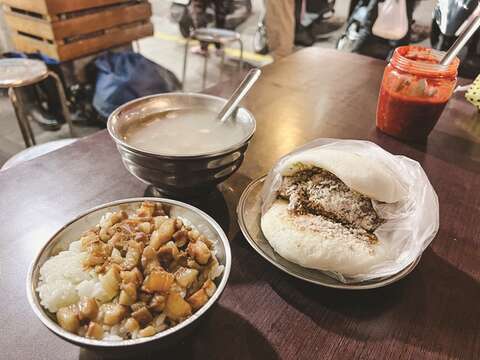 屋台料理が数多く並ぶ延三夜市では台湾ならではの賑わいが感じられます。