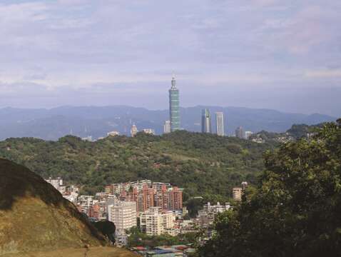 台北の南端にある仙跡岩を登り、眼下に広がる台北の街並みを眺めましょう。