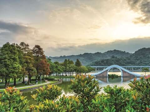 大湖公園の美しい湖や山々といった風景は都会の喧騒を忘れさせてくれます。(写真/Vũ Nguyễn Xuân)