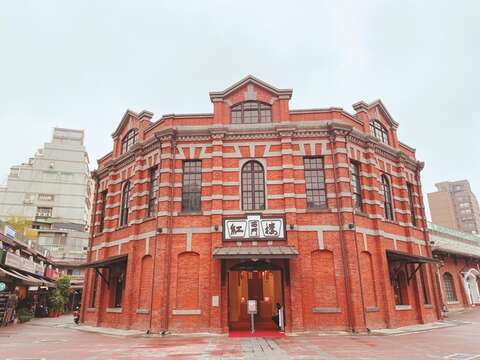 かつては劇場として利用されていた紅楼は、現在の西門を代表するスポットとなっています。(写真/西門紅楼)