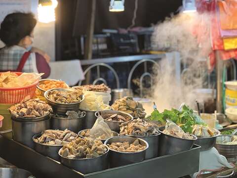 散策に疲れたら臨江街夜市へ行き、温かい屋台料理で一休みしましょう。