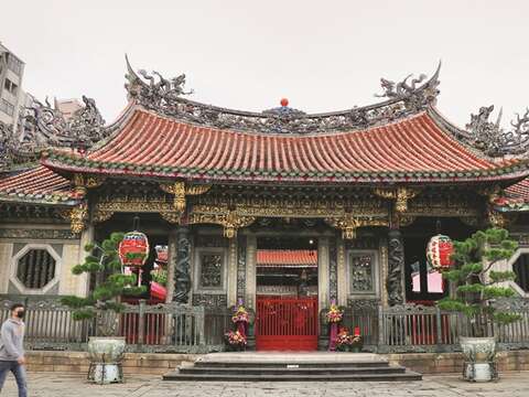歴史ある宗教的建築物での龍山寺は、台北の人たちが心の平安を願う拠り所となっています。