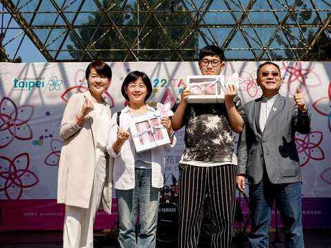 現場抽出兩位幸運民眾獲得杜鵑花季限量商品。