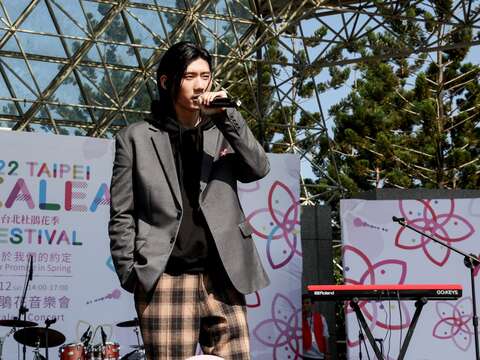 創作王子黃霆睿吸引許多年輕粉絲前來聆聽音樂會。