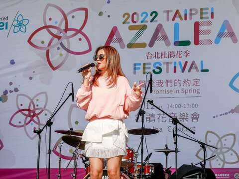 現場民眾沈醉於金曲謎樣新人?te壞特歌聲。