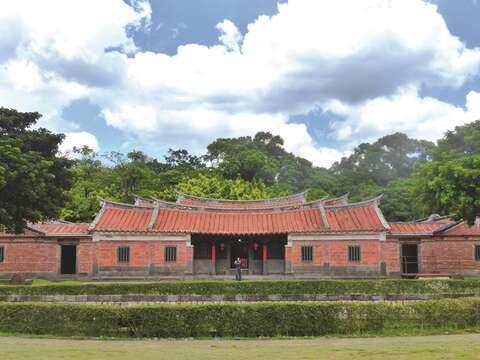 Red is the representative color of Minnan-style buildings and a telltale sign of the historical beauty of traditional architecture in Taipei.