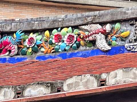 Simple red tiles decorated with delicate decorations on the rooftop exemplify the unique style of Minnan houses.